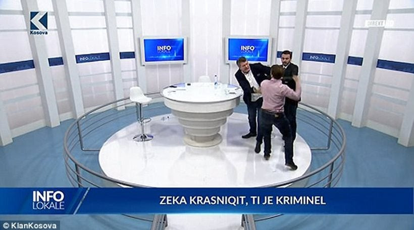 Μετέτρεψαν το στούντιο σε ρινγκ- Πολιτικοί έπαιξαν ξύλο on air (βίντεο)